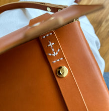 Load image into Gallery viewer, Medium Clutch in Saddle Vegetable Tanned Leather