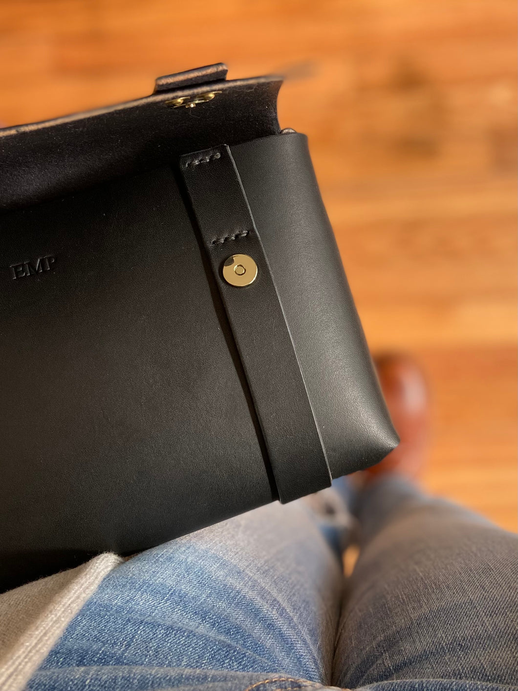 Medium Clutch in Black Vegetable Tanned Leather with Shortie Handle