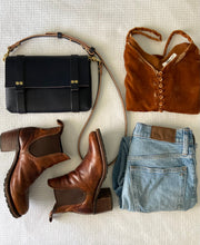 Load image into Gallery viewer, Medium Clutch in Black Vegetable Tanned Leather with Shortie Handle
