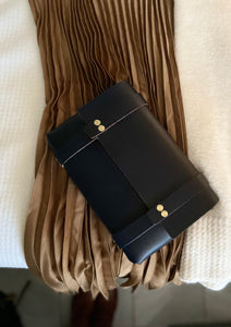 Medium Clutch in Black Vegetable Tanned Leather with Shortie Handle